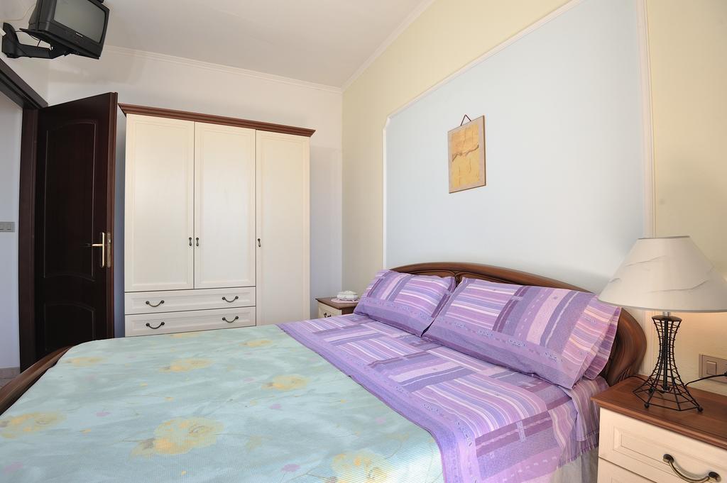 Apartments Baunei Pokoj fotografie
